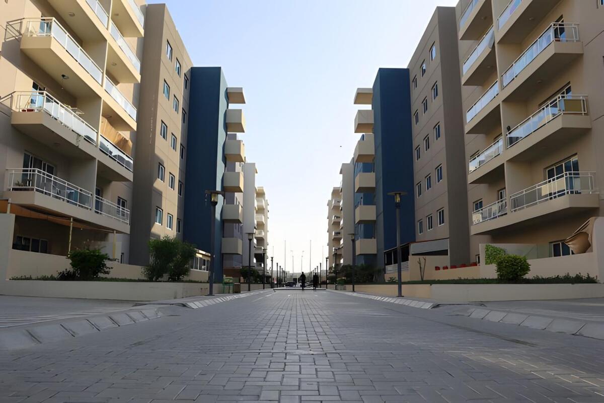 Luxury In Al Reef With King Bed *