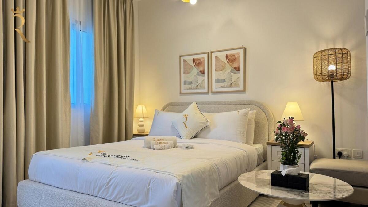 Luxury In Al Reef With King Bed Apartment *