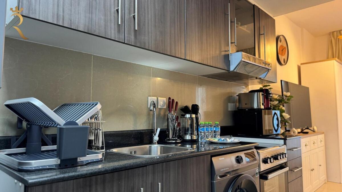 Luxury In Al Reef With King Bed Apartment *