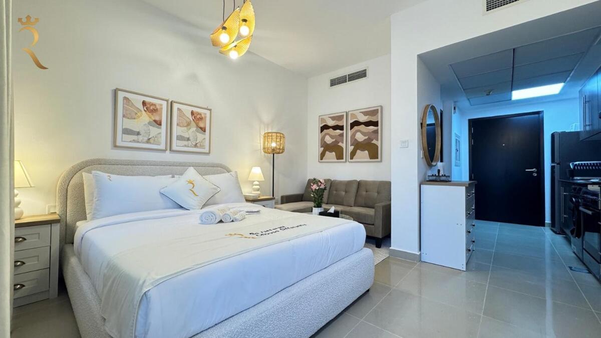 Luxury In Al Reef With King Bed *