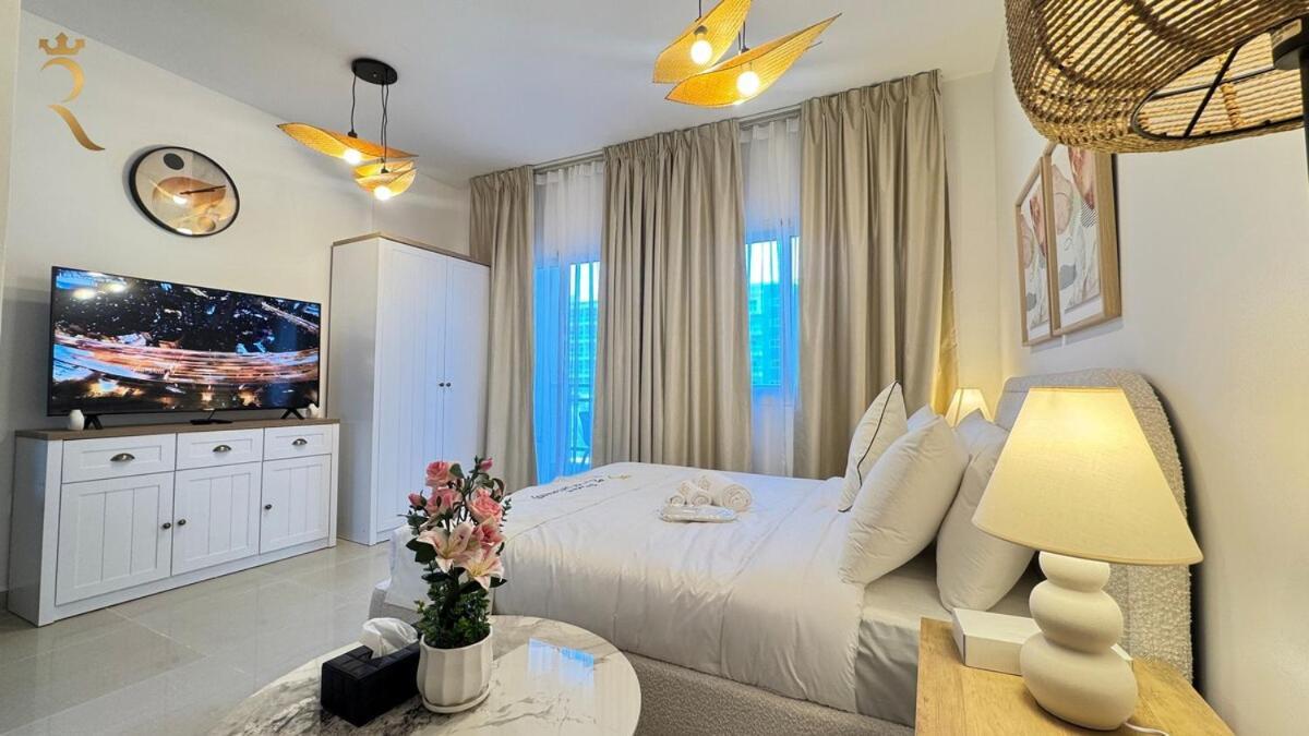 Luxury In Al Reef With King Bed