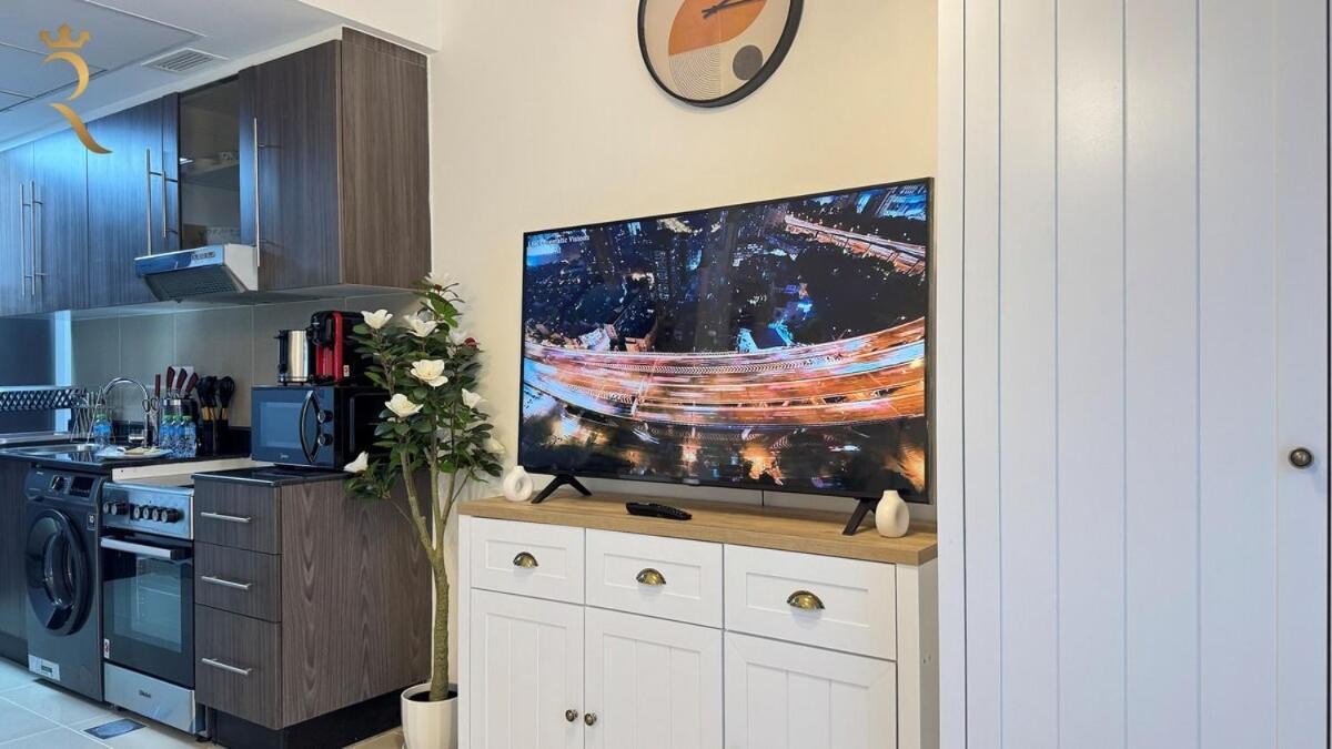Luxury In Al Reef With King Bed Apartment